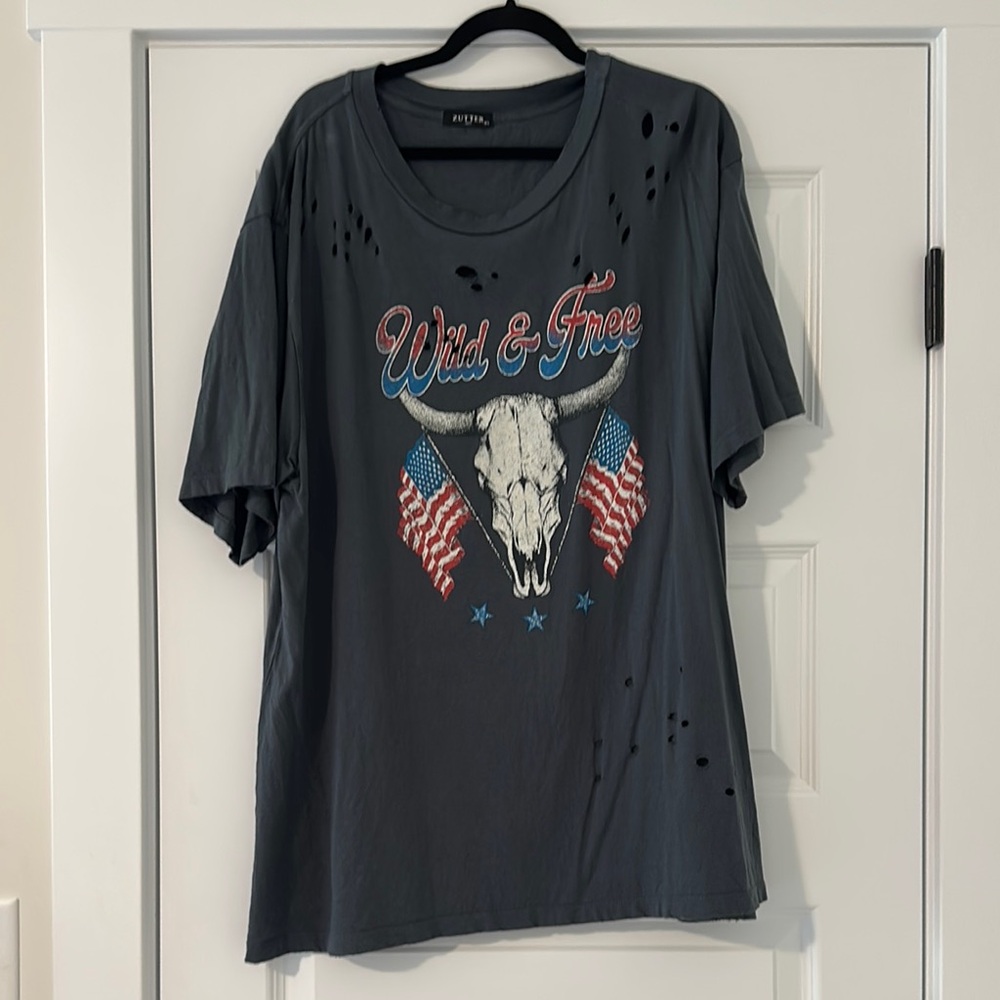 Gray Graphic T-Shirt with Skull and Flags